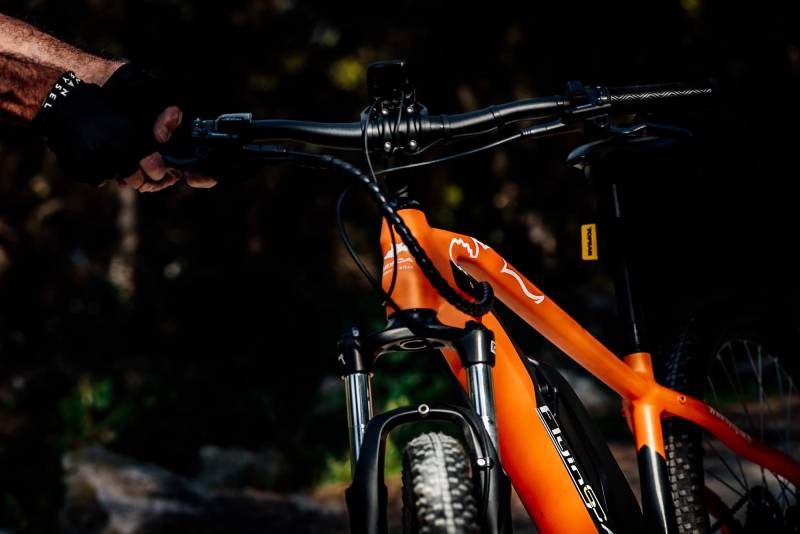 Vélo à assainie électrique avec moteur dans le pédalier 