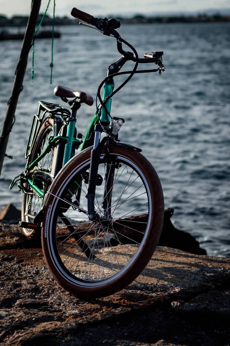 Vélo de couleur verte à Sète 