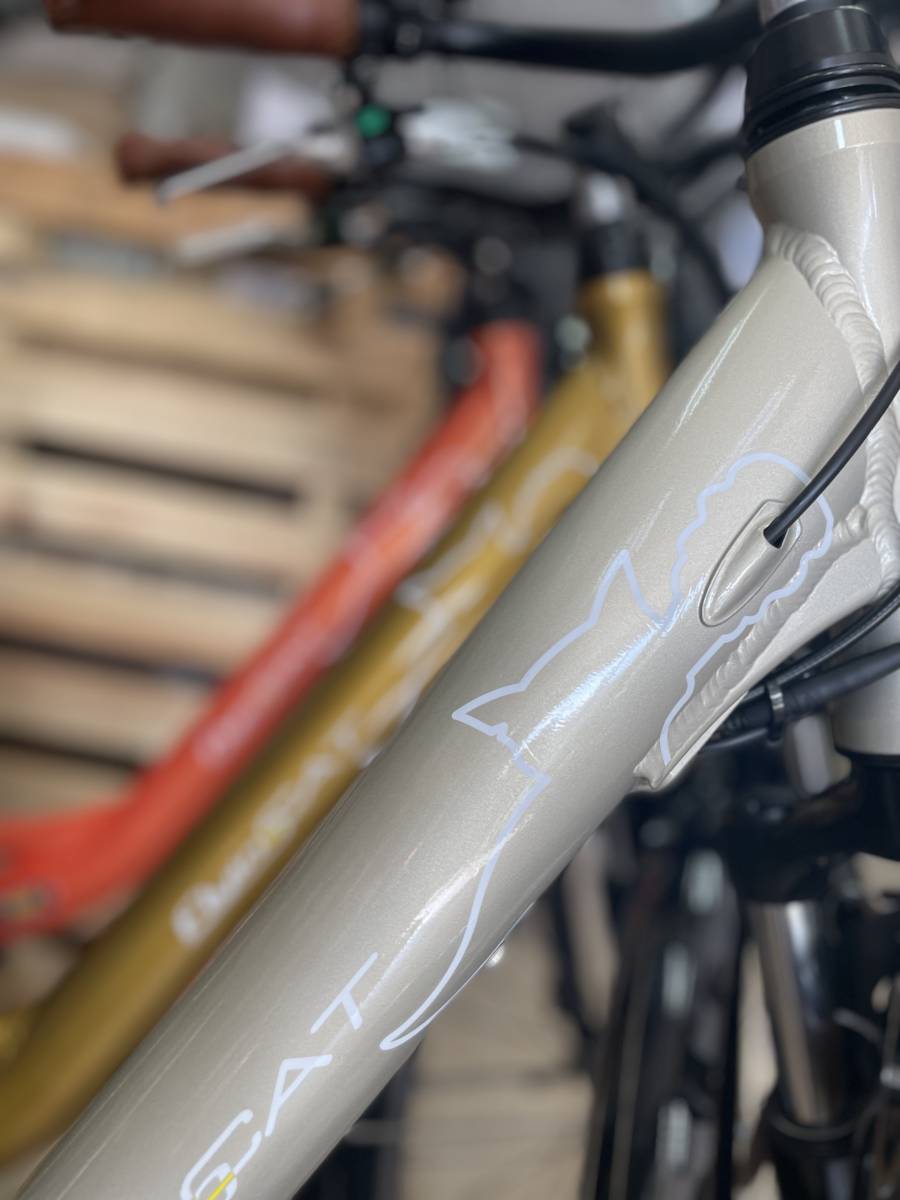 Vélo Flying Cat de couleur beige, orange et jaune