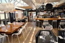 Manger dans un restaurant au bord du canal royal à Sète Hippy Market